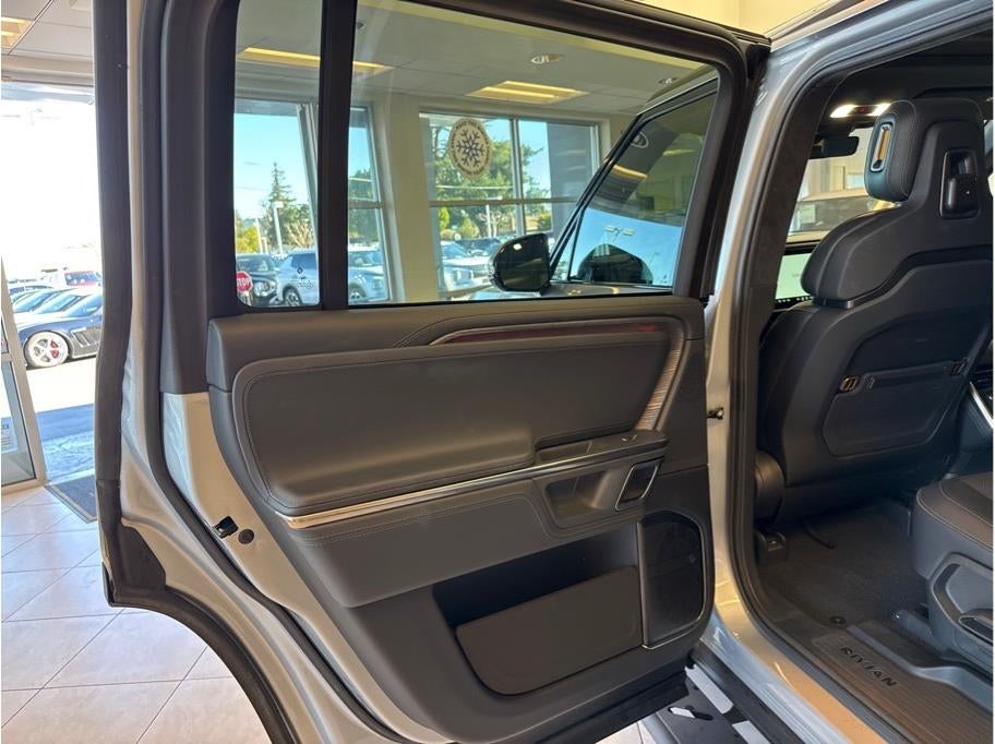 2024 Rivian R1S Dual Large Sport Utility 4D