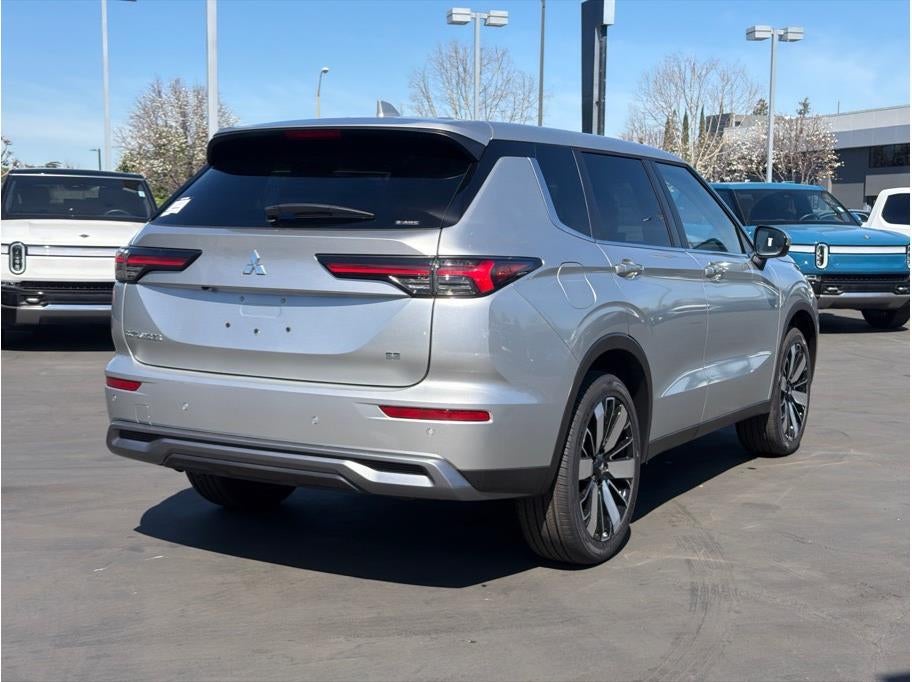 2025 Mitsubishi Outlander SE Sport Utility 4D