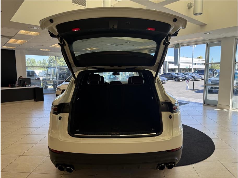 2022 Porsche Cayenne E-Hybrid Sport Utility 4D