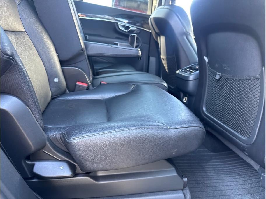 2018 Volvo XC90 T6 Momentum Sport Utility 4D