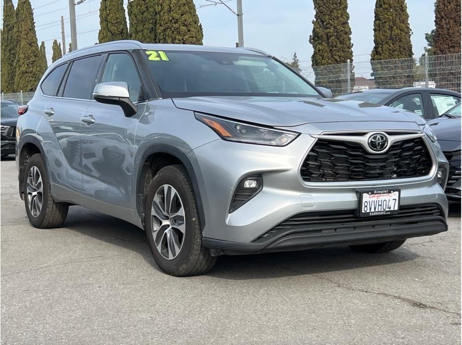 2021 Toyota Highlander XLE Sport Utility 4D