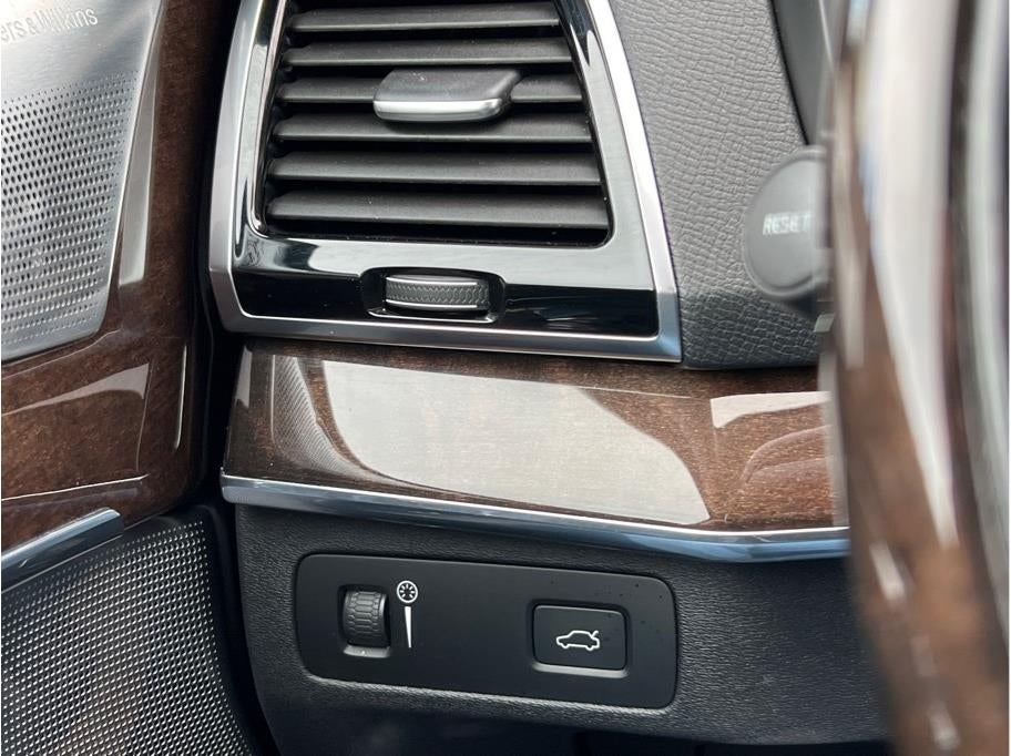 2016 Volvo XC90 T6 Momentum Sport Utility 4D