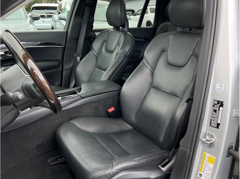 2016 Volvo XC90 T6 Momentum Sport Utility 4D