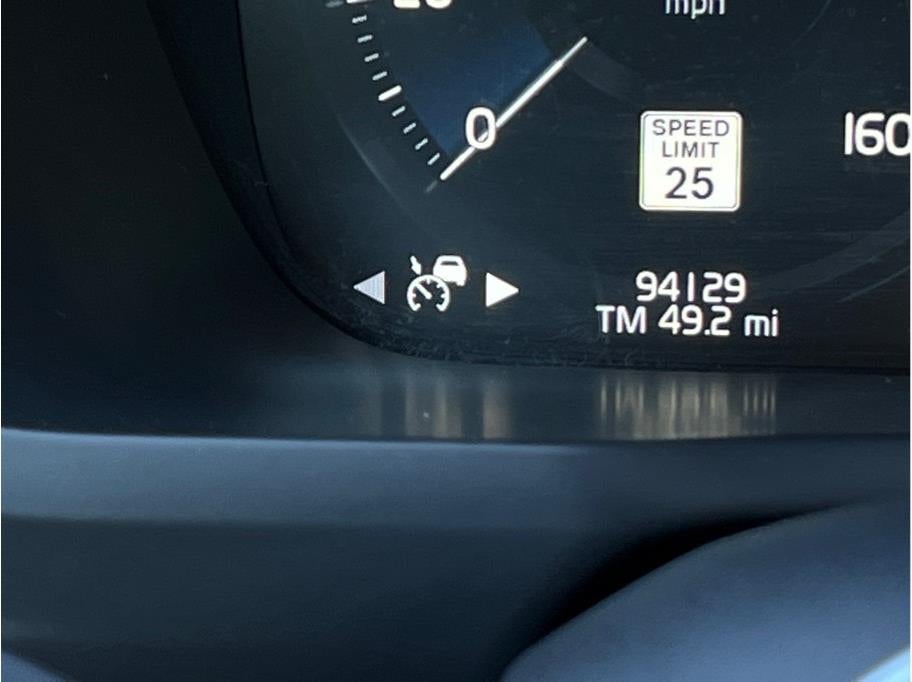 2019 Volvo XC90 T8 Momentum Sport Utility 4D