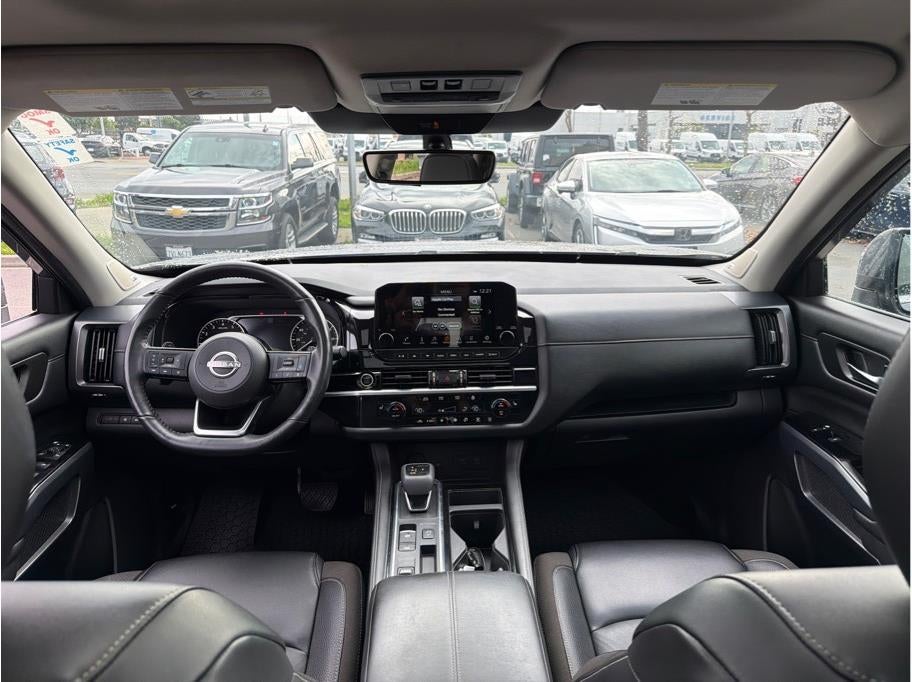 2024 Nissan Pathfinder SL Sport Utility 4D