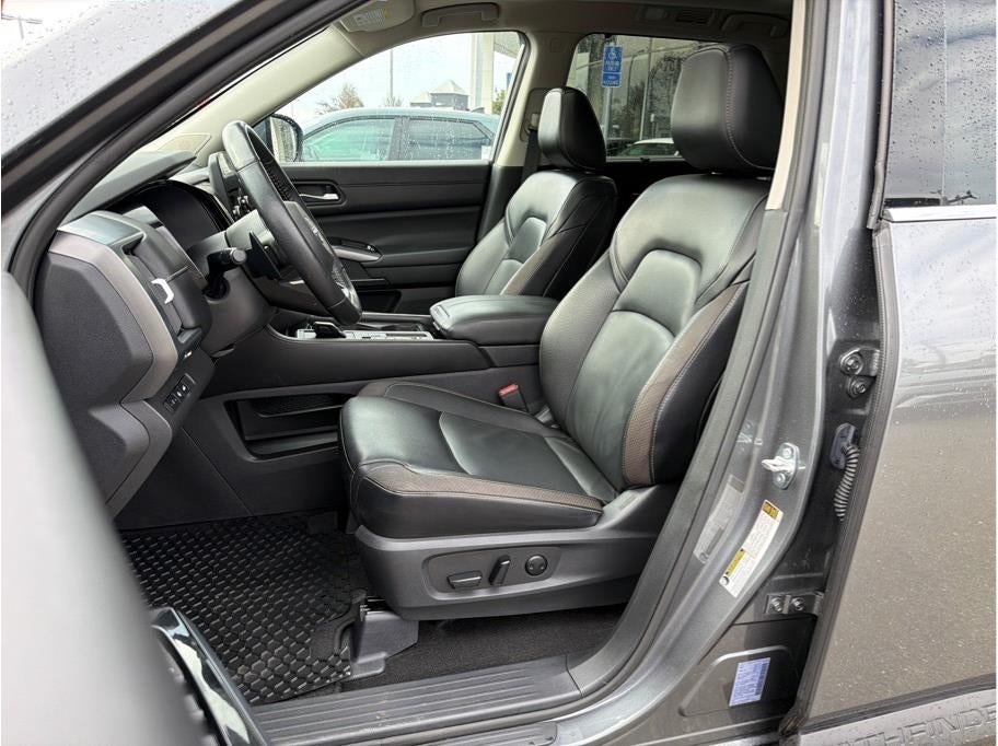 2024 Nissan Pathfinder SL Sport Utility 4D